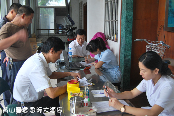 黄山中铁旅游公司黄山馨园国际大酒店干部员工积极参加义务献血活动